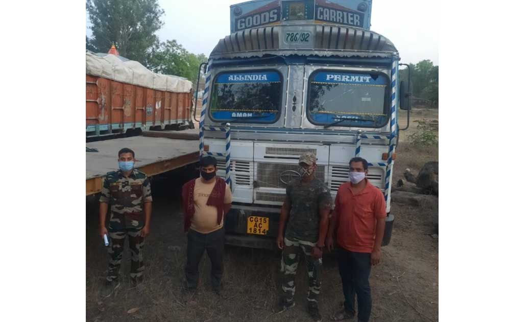 अवैध कबाड़ के साथ 2 ट्रक जप्त...पुलिस की मुस्तैदी से अवैध कारोबारीयों के हौसले पस्त...