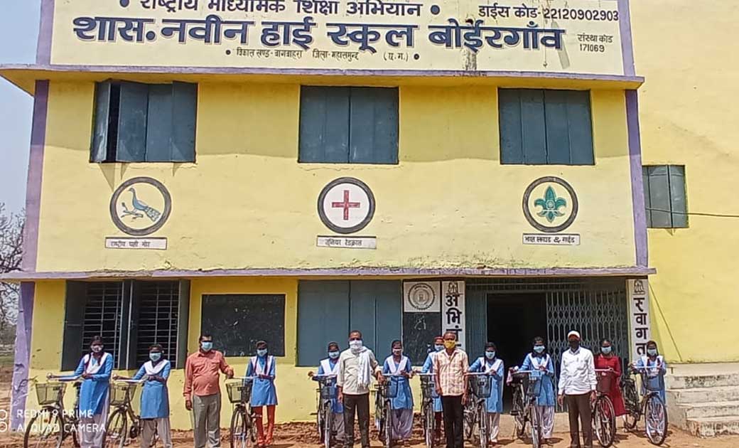 बागबाहरा :  कोमाखान बोइरगांव के शास. हाई स्कूल में अतिथियों ने नि: शुल्क सायकल वितरण कर छात्राओं के उज्ज्वल भविष्य की कामना  की.