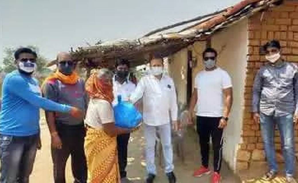 महासमुंद : संसदीय सचिव विनोद सेवन लाल चन्द्राकर ने जरूरतमंदों को राशन सामान वितरित किया