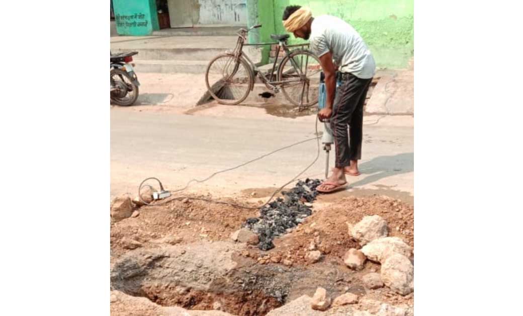 पाईप लाईन बिछाने के नाम पर मनमाने ढंग से सड़कों की खुदाई से मिल रहा दुर्घटना को आमंत्रण..!