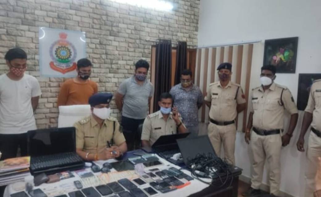 बैंगलोर और कोलकाता के मध्य चल रहे आईपीएल मैच के दौरान पुलिस ने गिराए 4 सटोरियों के विकेट...एक करोड़ 35 लाख रु की सट्टा पट्टी, 35000 रु नगद जप्त...