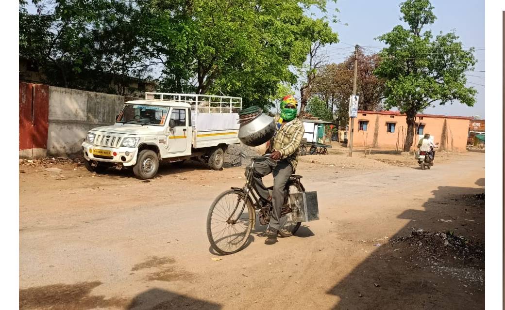 महासमुन्द : लॉकडाउन उपर से पानी की किल्लत, मिलो चल कर पानी लाने मजबूर हुए ग्रामीण