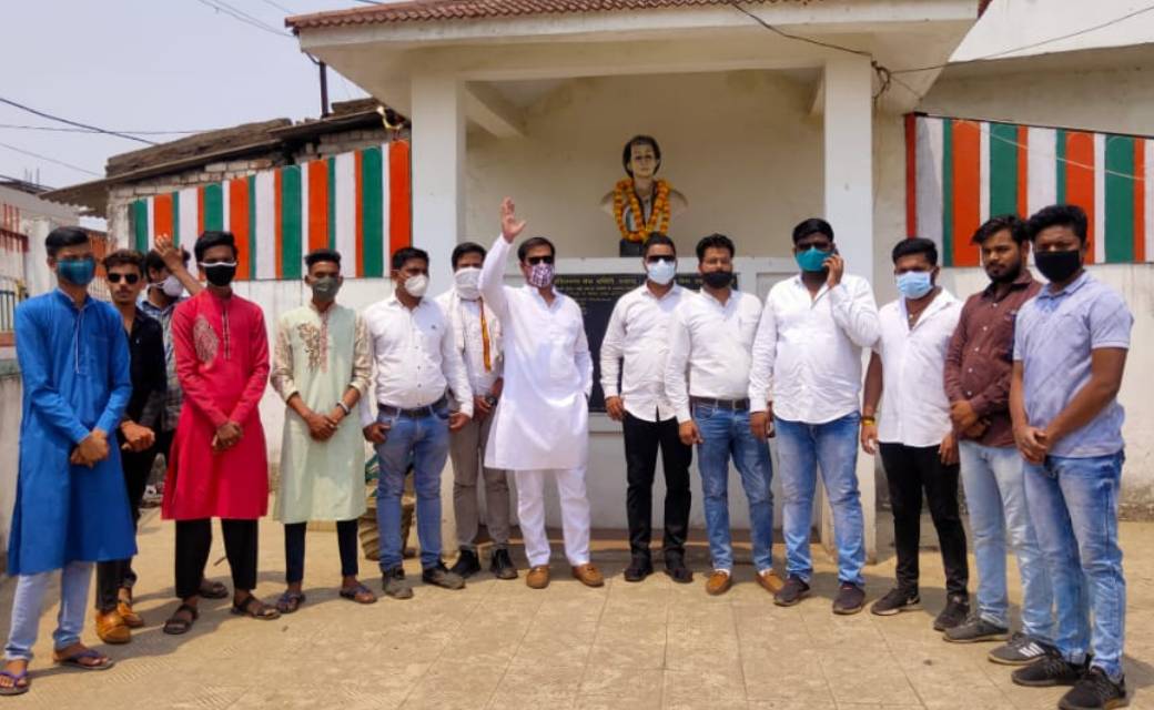 पूर्व प्रधानमंत्री इंदिरा गांधी के प्रतिमा  पर माल्यार्पण करके एनएसयूआई ने मनाया  51 वां स्थापना दिवस...