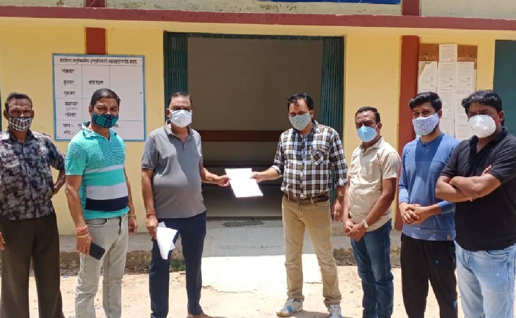 बागबाहरा:तेंदुकोना में अस्थाई कोविड केअर सेन्टर खोलने ,जिलाधीश सहित  सांसद ,विधायक के नाम सौंपे ज्ञापन