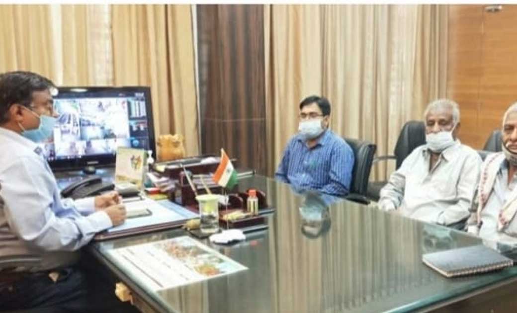 जशपुर कलेक्टर महादेव कावरे ने पेंशन प्राप्त करने वाले वरिष्ठ... - CG Sandesh