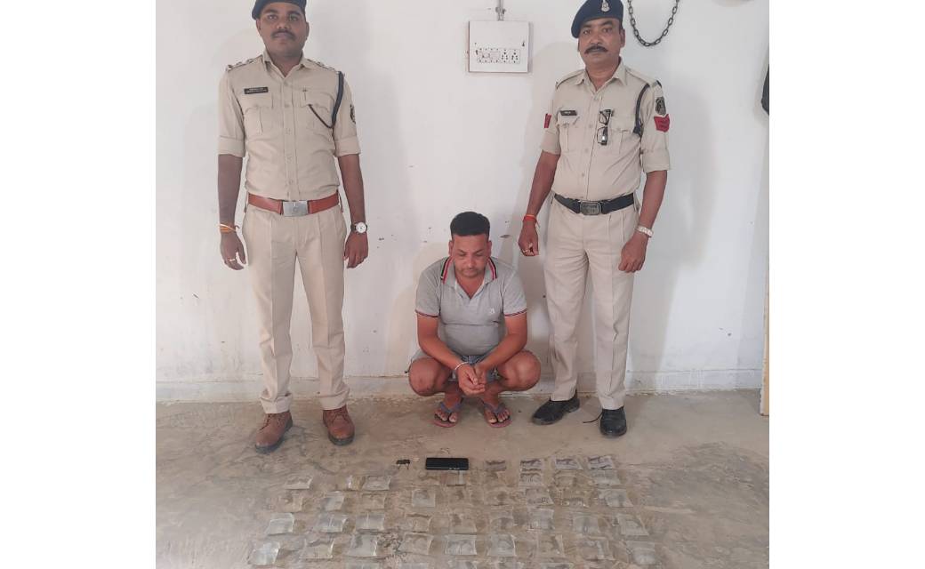 महासमुंद पुलिस  चौकी टुहलू थाना कोमाखान की कार्यवाही ...70 पाऊच जेब्रा छाप (14 लीटर)  शराब को तस्करी करते  01 आरोपी गिरफ्तार