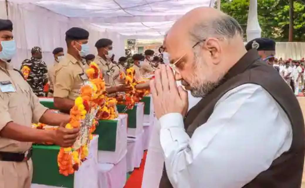 केंद्रीय गृहमंत्री अमित शाह ने सोमवार को जगदलपुर में बीजापुर एनकाउंटर में शहीद हुए जवानों को श्रद्धांजलि अर्पित की। साथ ही मुख्यमंत्री व सुरक्षा बलों के अधिकारियों के साथ बैठक भी की।
