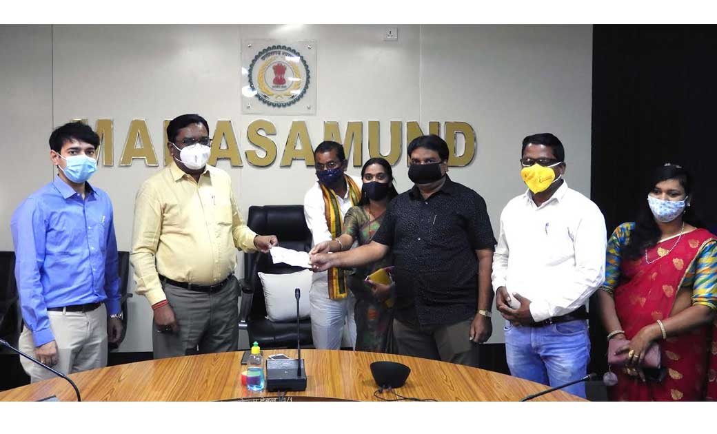 सरपंच संघ ने कलेक्टर को सौंपा   40 हजार रूपए का चेक - CG Sandesh