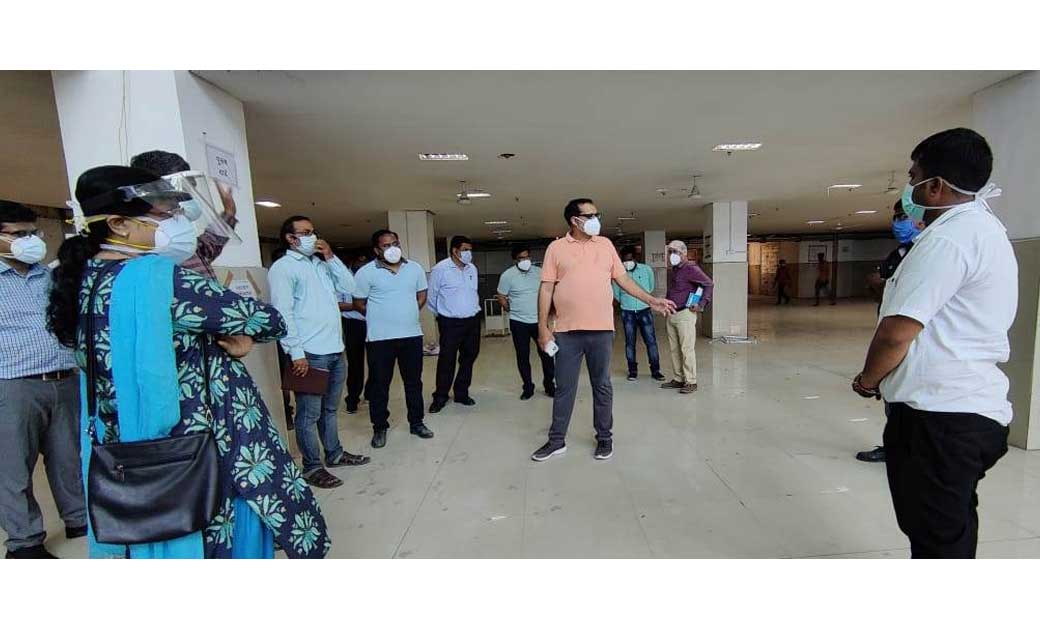 मेडिकल कॉलेज अस्पताल में 60 ऑक्सीजन बेड बढ़ाने तेजी से पूरा करें काम - कलेक्टर भीम सिंह