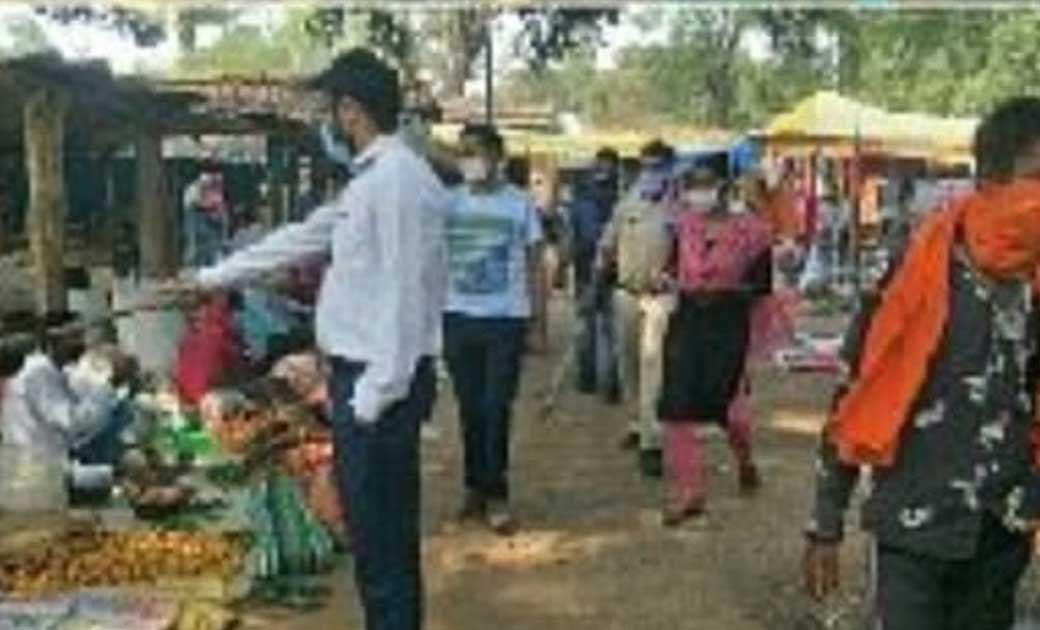 सप्ताहिक बाजार में नायब तहसीलदार ने पैदल चल कर बगैर मास्क वा... - CG Sandesh