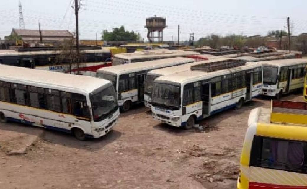 लॉक डाउन में सवारियों की कमी से  यात्री बसों के थमे पहिये..