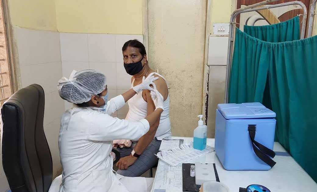 महासमुंद :  जनसंपर्क अधिकारी ने कोरोना वैक्सीन का टीका लगवाय... - CG Sandesh