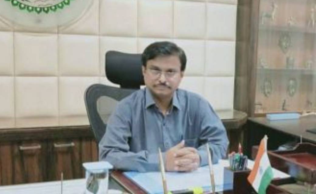 कलेक्टर महादेव कावरे ने आज कलेक्ट्रेट परिसर में संचालित जिला... - CG Sandesh
