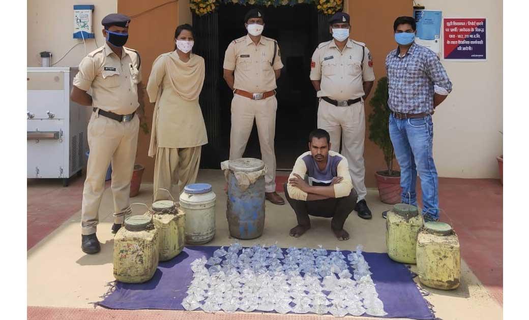 तेंदुकोना पुलिस ने  23 लीटर महुआ शराब जप्त की.