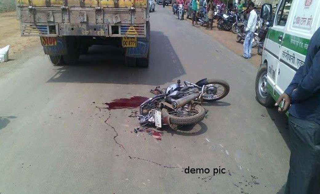 दर्दनाक सड़क दुर्घटना....ट्रेलर की ठोकर से बाइक सवार की मौके पर ही दर्दनाक मौत..