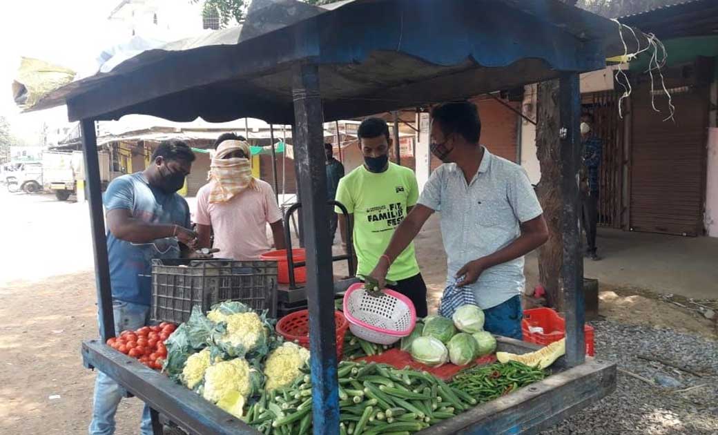 महासमुंद : जिले में ठेले के माध्यम से बेची जा रही है सब्जी व... - CG Sandesh