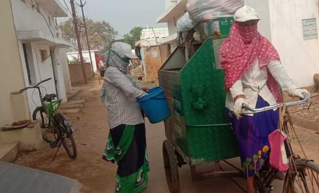 महासमुंद :  कोरोना काल में भी स्वच्छता कर्मी रोजाना कर रहें ... - CG Sandesh