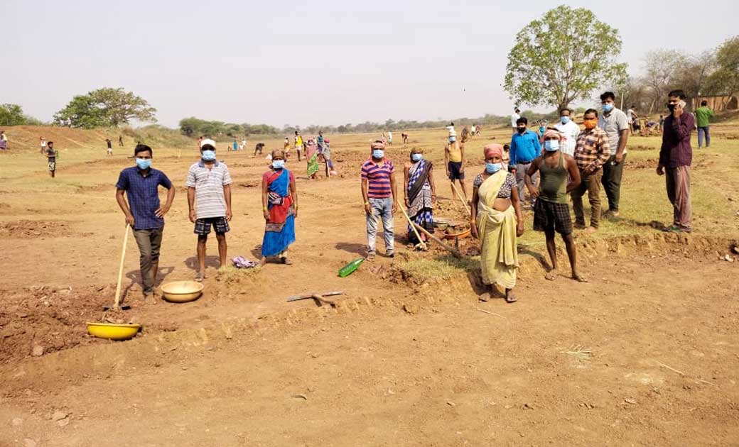 लाकडाऊन में भी मिल रहा काम लोगों ने ली राहत की सांस, ग्राम पंचायत रीवांपर में मनरेगा के तहत तालाब गहरीकरण