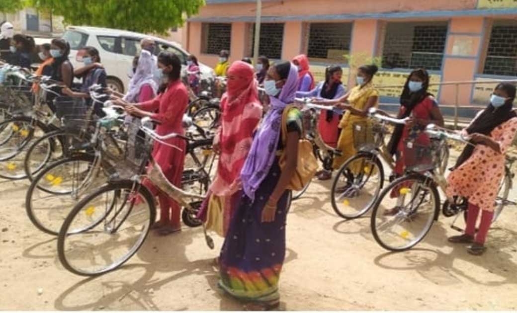 जशपुर  : खारढोरी में 23 बालिकाओं को साइकिल वितरण किया गया. - CG Sandesh