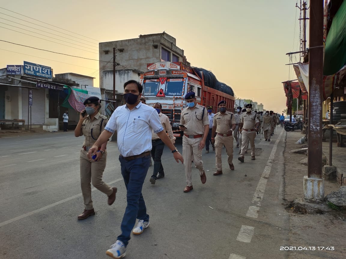 बागबाहरा :  पुलिस और प्रशासन ने पैदल मार्च कर किया लोगों को कोरोना वायरस से बचने के लिए जागरूक किया