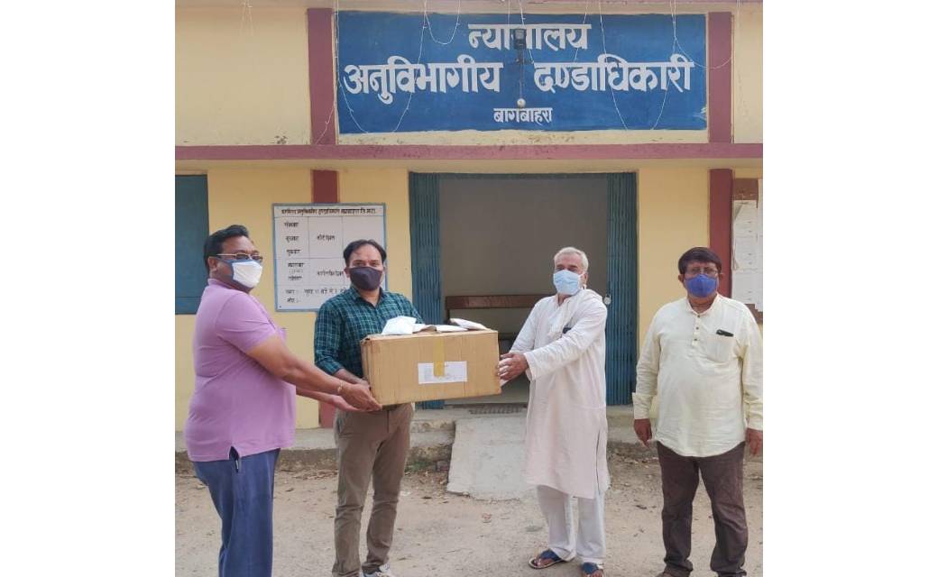 बागबाहरा : श्री चण्डी माता मंदिर ट्रस्ट द्वारा होम आइसोलेशन में रह रहे लोगों के लिए दवाई किट का दान