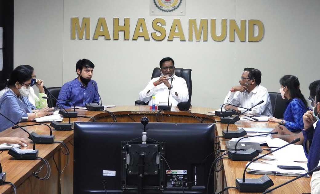 महासमुंद : कलेक्टर ने ली स्वास्थ्य और जिला अधिकारियों की बैठ... - CG Sandesh