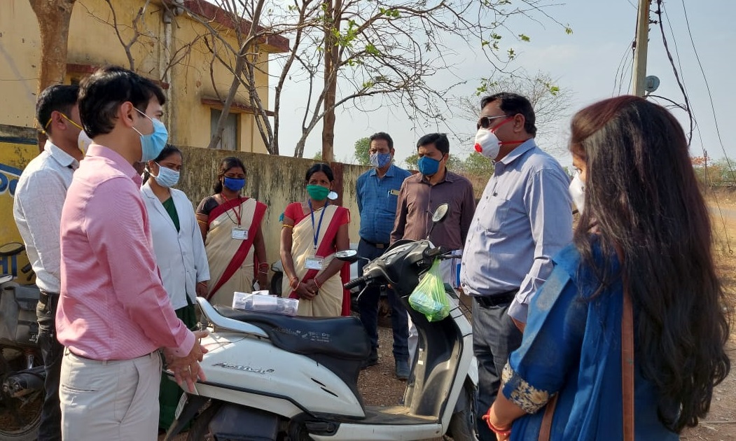 महासमुंद : कलेक्टर डोमन सिंह ने मितानिनों के दवा पेटी का किय... - CG Sandesh
