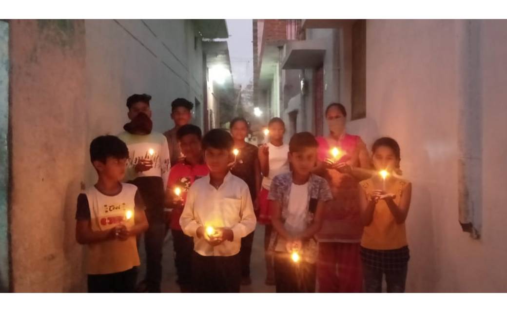  शहीद जवानों को नन्हे बच्चों ने दी श्रद्धांजलि - CG Sandesh