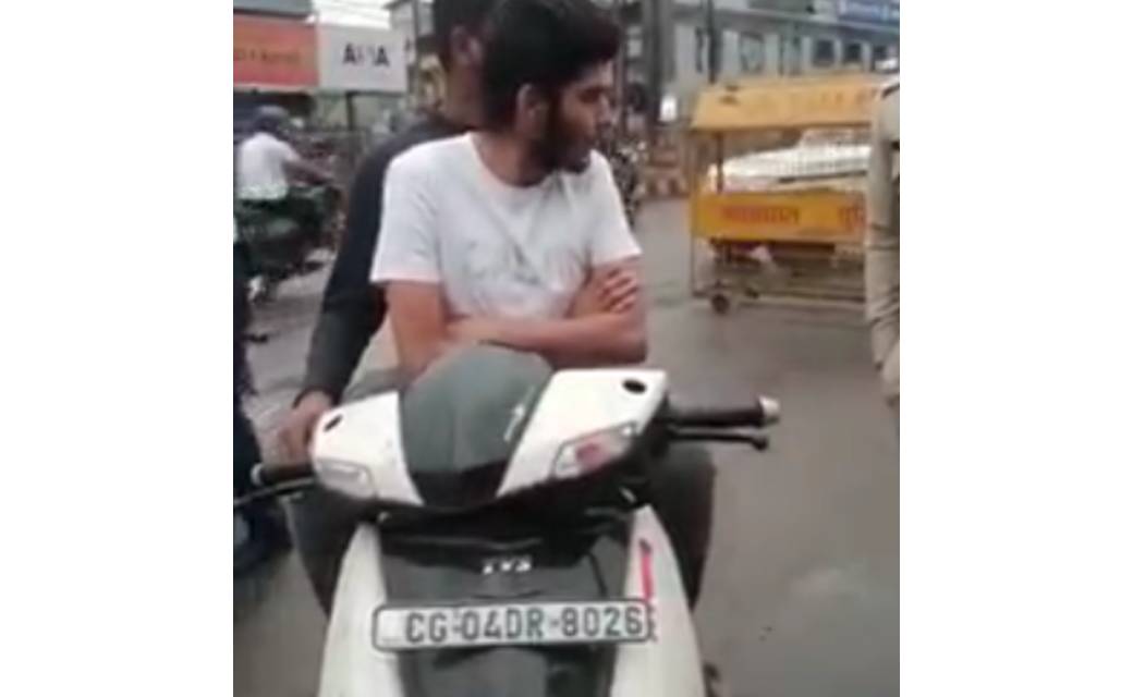 चाचा महापौर हैं हमारे, सस्पेंड कराऊँ क्या ? : जब बगैर मास्क के पकड़ा गया मेयर एजाज ढेबर का भतीजा, देखें वीडियो...