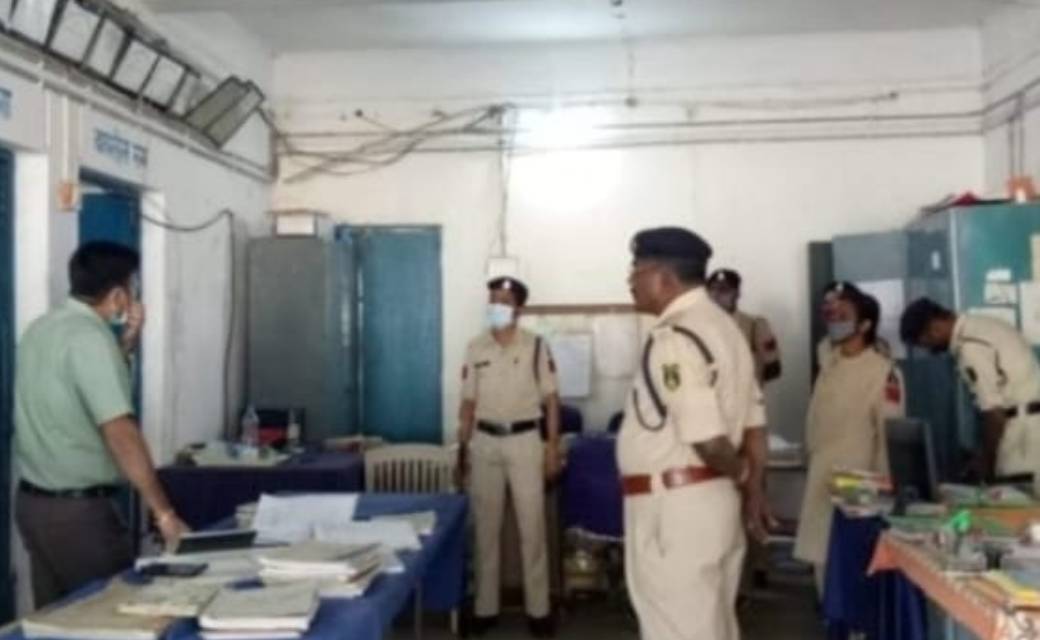 जिला पुलिस अधीक्षक द्वारा थाना-सन्ना एवं चौकी-सोनक्यारी का क... - CG Sandesh