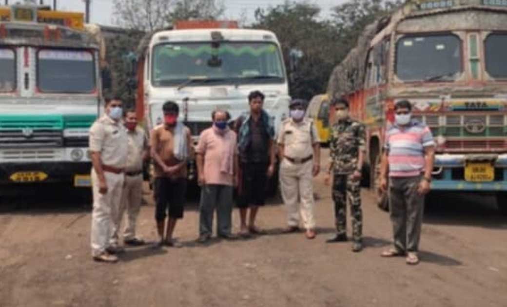 पूंजीपथरा पुलिस ने 3 ट्रकों से 54 टन अवैध कबाड़ किया जब्त...