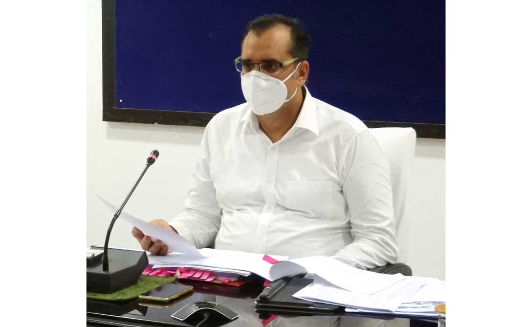 होम आईसोलेटेड व्यक्ति के बाहर घूमते पाये जाने पर होगी एफआईआर और लगेगा 10 हजार रुपये का जुर्माना-कलेक्टर भीम सिंह