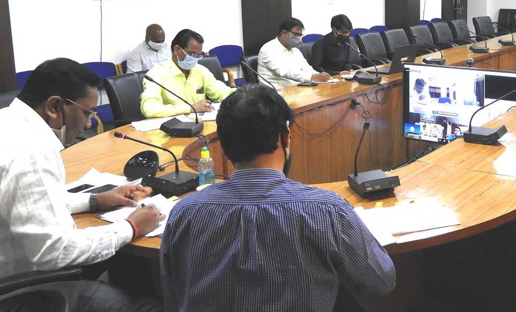 महासमुंद : कलेक्टर ने ली नगर पालिका अधिकारियों की वीडियों का... - CG Sandesh