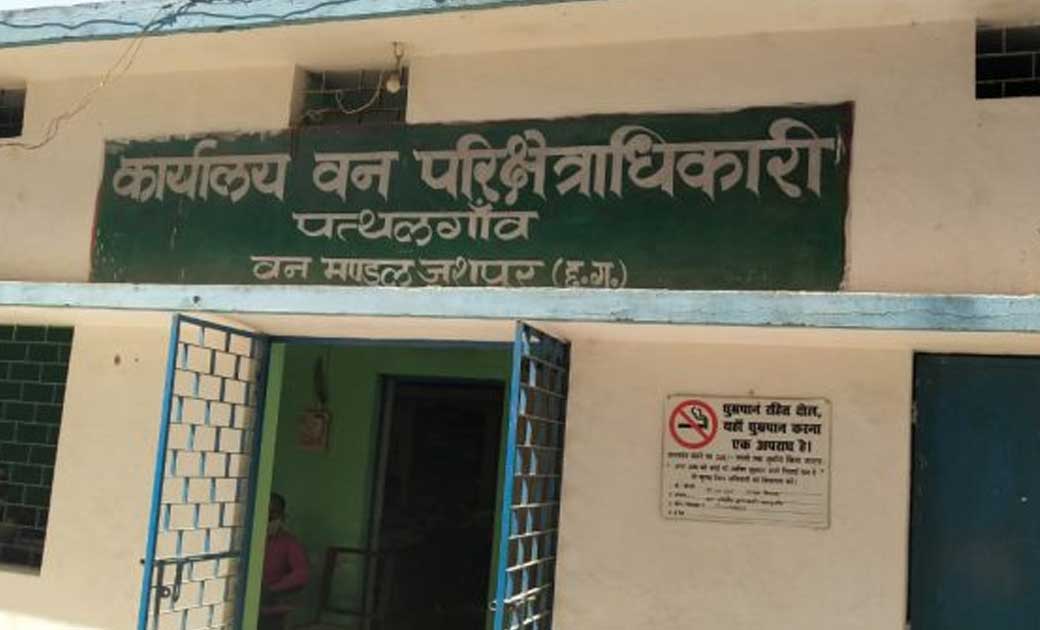 मौत के बाद भी परेशानी, काष्ठागार  में अंतिम संस्कार के लिए ल... - CG Sandesh