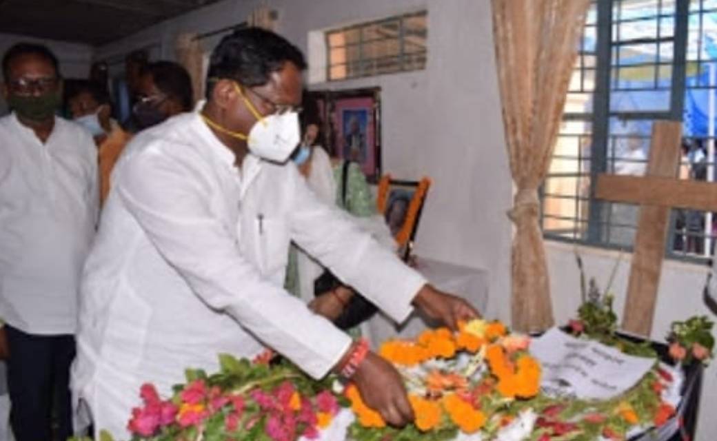विधायक ससंदीय सचिव यूडी  मिंज  के माता श्री को अर्पित किये श... - CG Sandesh