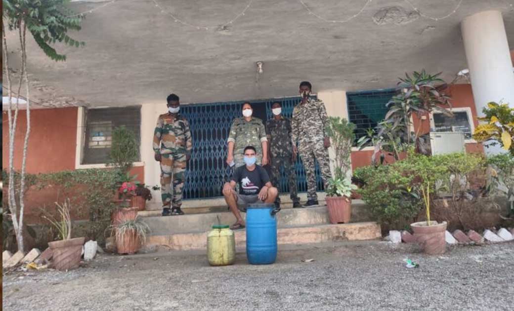 मुखबिर से सूचना मिलने पर पुलिस की रेड घर मे अवैध रूप से रखे 35 लीटर महुआ शराब जप्त, एक गिरफ्तार...