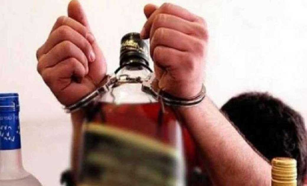 बागबाहरा : 7 लीटर महुआ के साथ एक व शराब पीने की सुविधा उपलब्... - CG Sandesh