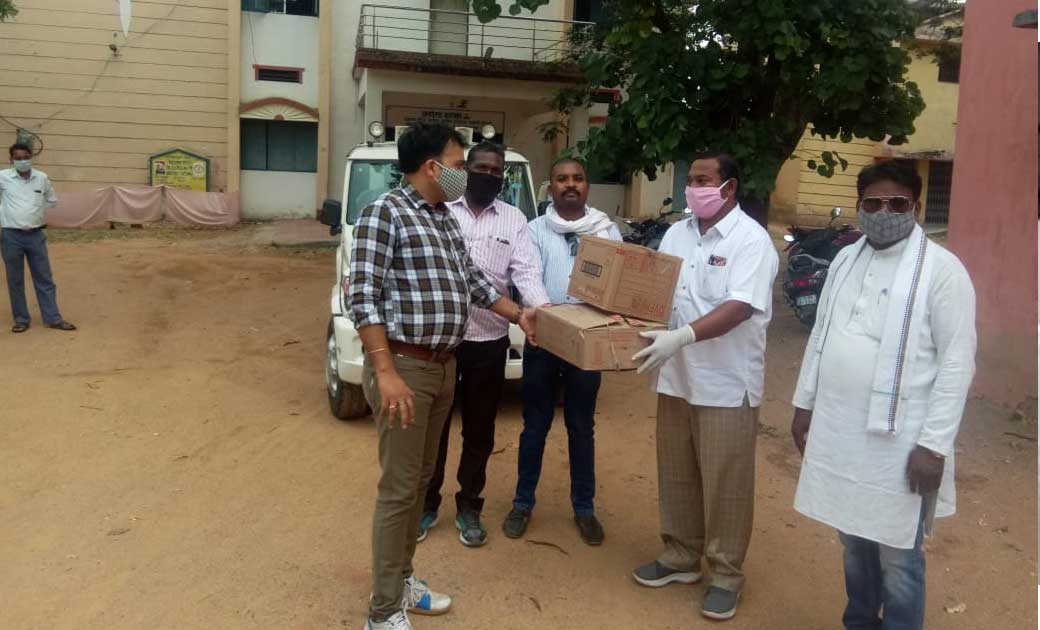बागबाहरा  : कंवर समाज द्वारा NRB व मास्क भेंट       