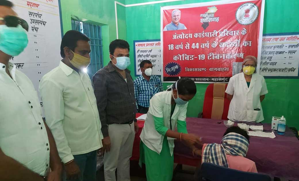खोपली पहुंचे पहुचे संसदीय सचिव द्वारिकाधीश यादव, टीकाकरण केंद्र का किया निरीक्षण।