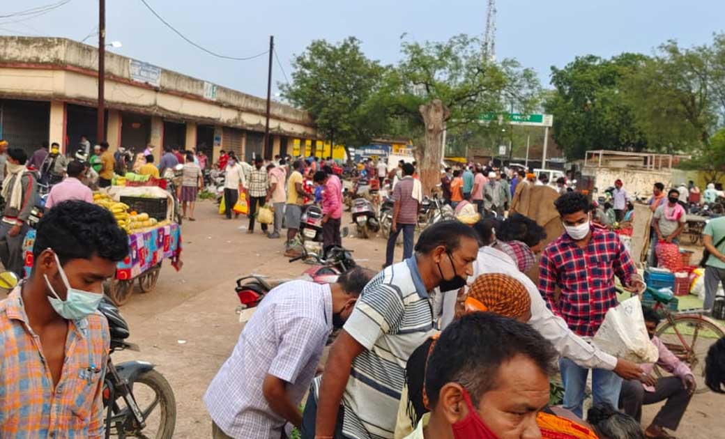 सरायपाली और पिथौरा के  सब्जी मार्केट में प्रशासन की गाइड लाइन की उड़ रही धज्जियां, फल सब्जी खरीदने उमड़े लोग