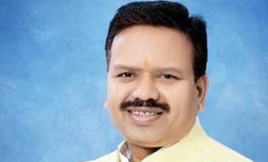 कोरोना महामारी से निपटने विधायक विनोद सेवनलाल चंद्राकर ने विधायक निधि दो करोड़ रूपए के साथ अप्रैल महीने का वेतन भी दिया