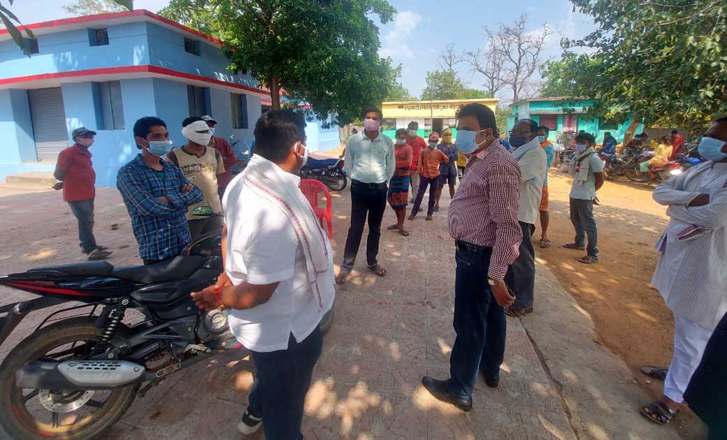 बागबाहरा : महामारी संकट के काल में भी जनता के साथ खड़े दिखाई दे रहे हैं द्वारिकाधीश यादव।