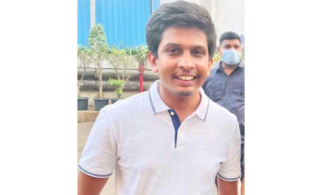 रायपुर में कार डीलर के ऑफिस में 2 बदमाशों ने की तोड़फोड़... सैकंडहैंड कार के इंश्योरेंस पेपर को लेकर हुआ विवाद... सीसीटीवी में कैद हुई पूरी वारदात....बदमाशो के खिलाफ मारपीट समेत गैर जमानती धाराओं के तहत मामला दर्ज...