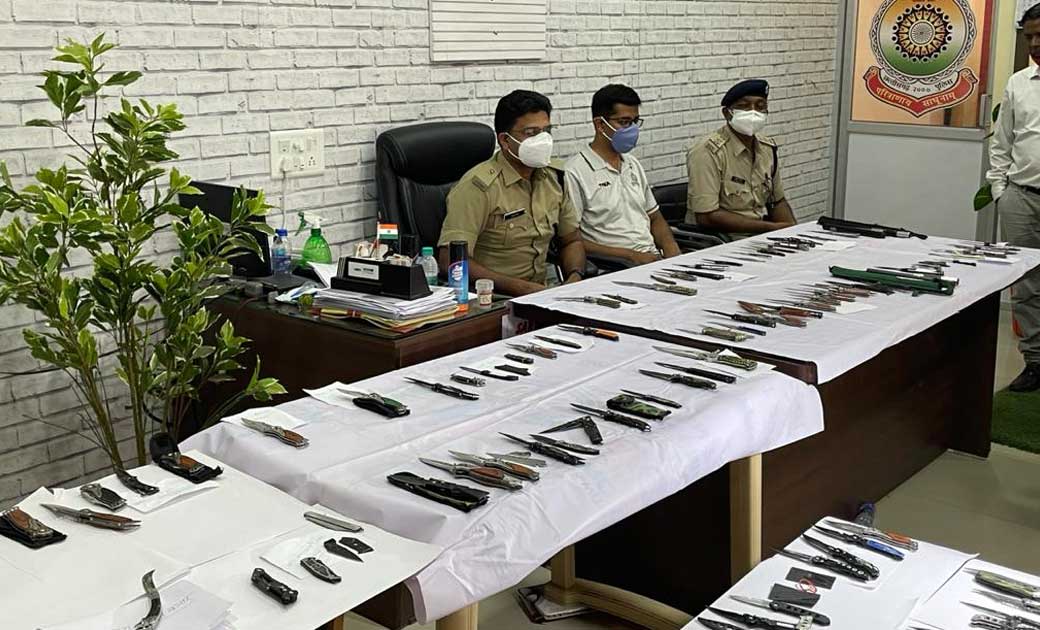 ऑनलाईन साईट्स पर धारदार व घातक चाकू मंगाने वालों पर पुलिस की नजर, अब तक 133 नग चाकू जमा कराए गए.
