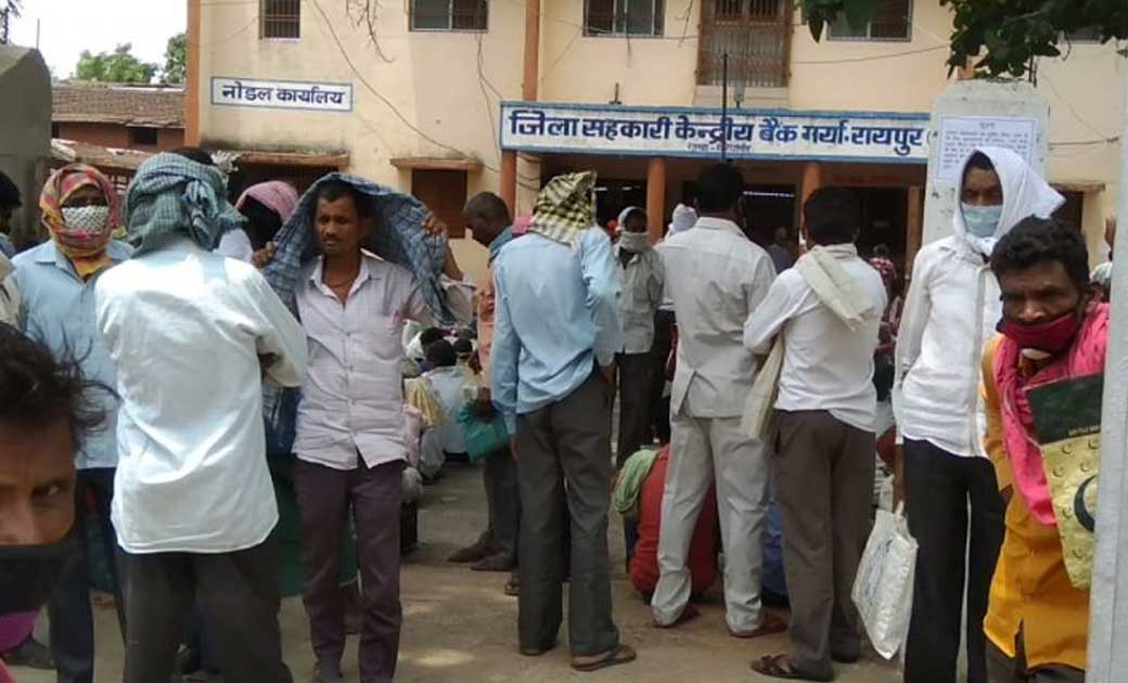 छूट मिलते ही सोशल डिस्टेंसिंग की उड़ी धज्जियां सावधान लापरवाह... - CG Sandesh