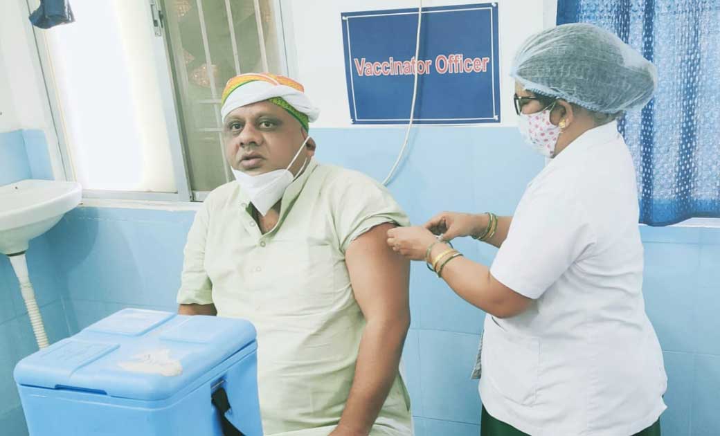 कांग्रेस नेता आलोक चन्द्राकर ने लगाया कोरोनो वैक्सीन, कहा हा... - CG Sandesh