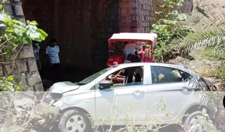 अनियंत्रित होकर पुल के नीचे गिरी कार, घायल को पहुंचाया गया अस्पताल