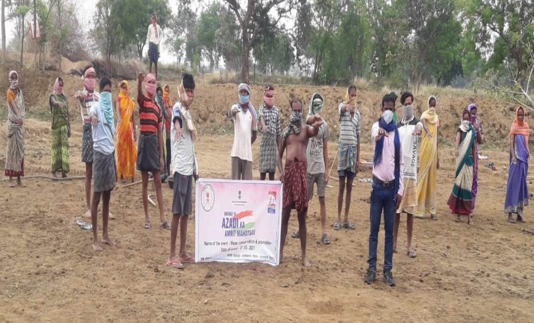 महासमुंद : आजादी का अमृत महोत्सव, मनरेगा श्रमिकों ने ली जल स... - CG Sandesh
