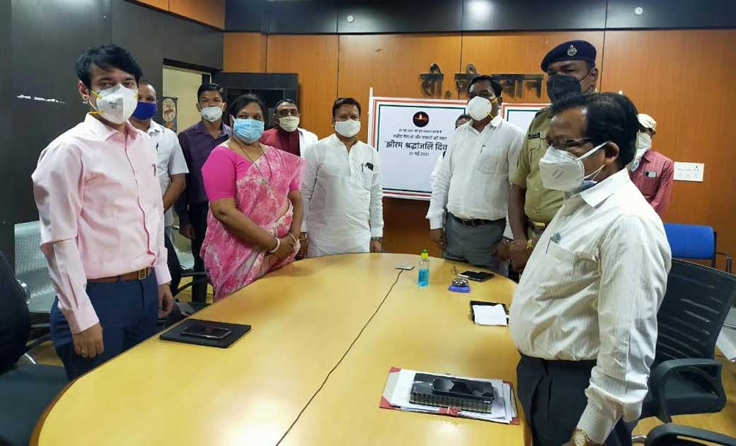 महासमुंद : विधायक चंद्राकर एवं कलेक्टर-एसपी ने शहीदों की स्म... - CG Sandesh
