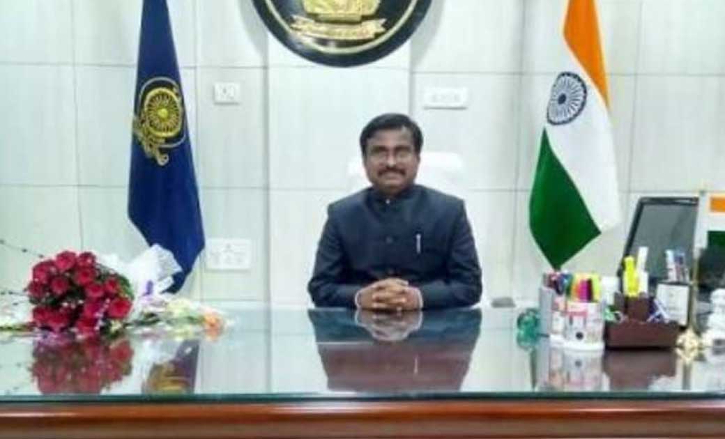 कलेक्टर महादेव कावरे ने हेल्प डेस्क के  माध्यम से टिकाकरण के... - CG Sandesh